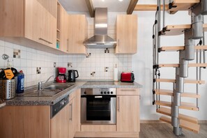 Frigorifero, microonde, forno, piano cottura