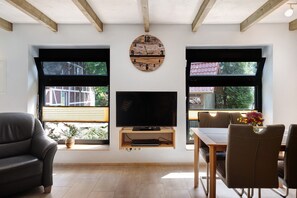 TV, tavolo da ping pong