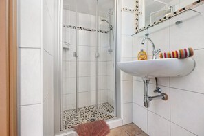 Een douche, een haardroger, handdoeken