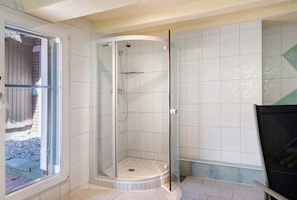 Shower, hair dryer, towels - Apartment 'Haus Schöneck' with Private Terrace, Private Garden and Wi-Fi (Otterndorf)