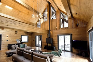 Televisión LED, chimenea, piso con calefacción