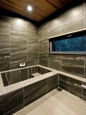 Chalet Deluks, pemandangan gunung | Kamar mandi | Perlengkapan mandi gratis, pengering rambut,  dan sandal