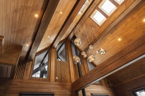 Deluxe-Chalet, Bergblick | Wohnbereich | LED-Fernseher, Kamin, Fußbodenheizung