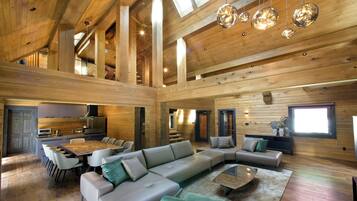 Alpehytte – deluxe, fjellutsikt | Oppholdsområde | LED-TV, peis og oppvarmet gulv