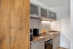 Frigorífico, horno, placa de cocina y cafetera o tetera