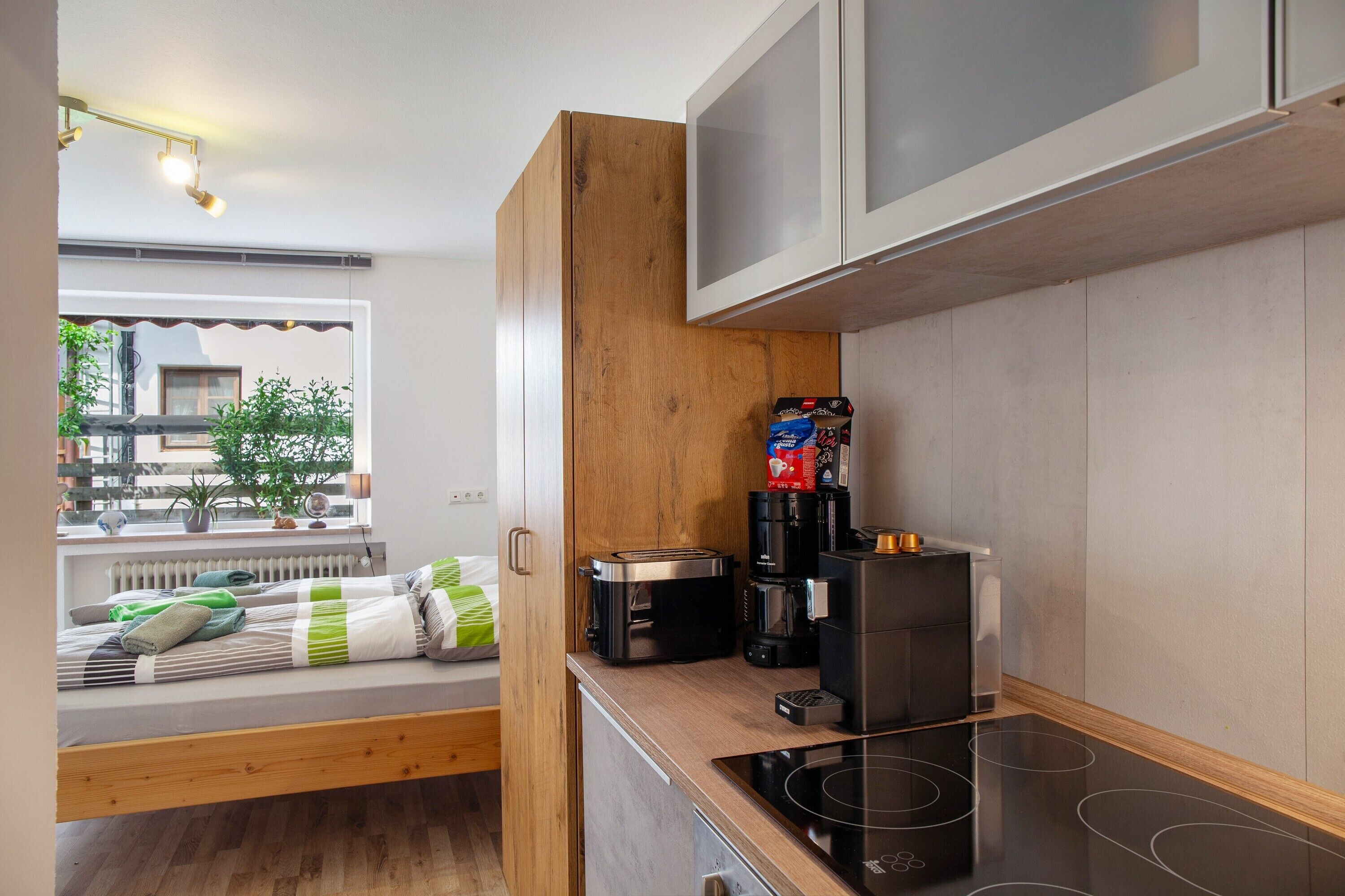 Kühlschrank, Ofen, Herdplatte, Wasserkocher mit Kaffee-/Teezubehör