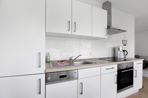 Jääkaappi, uuni, liesi, astianpesukone