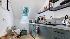 A compact kitchen with a window, a sink, and a kettle. - Apartment with Balcony and Wi-Fi (Lüneburg)