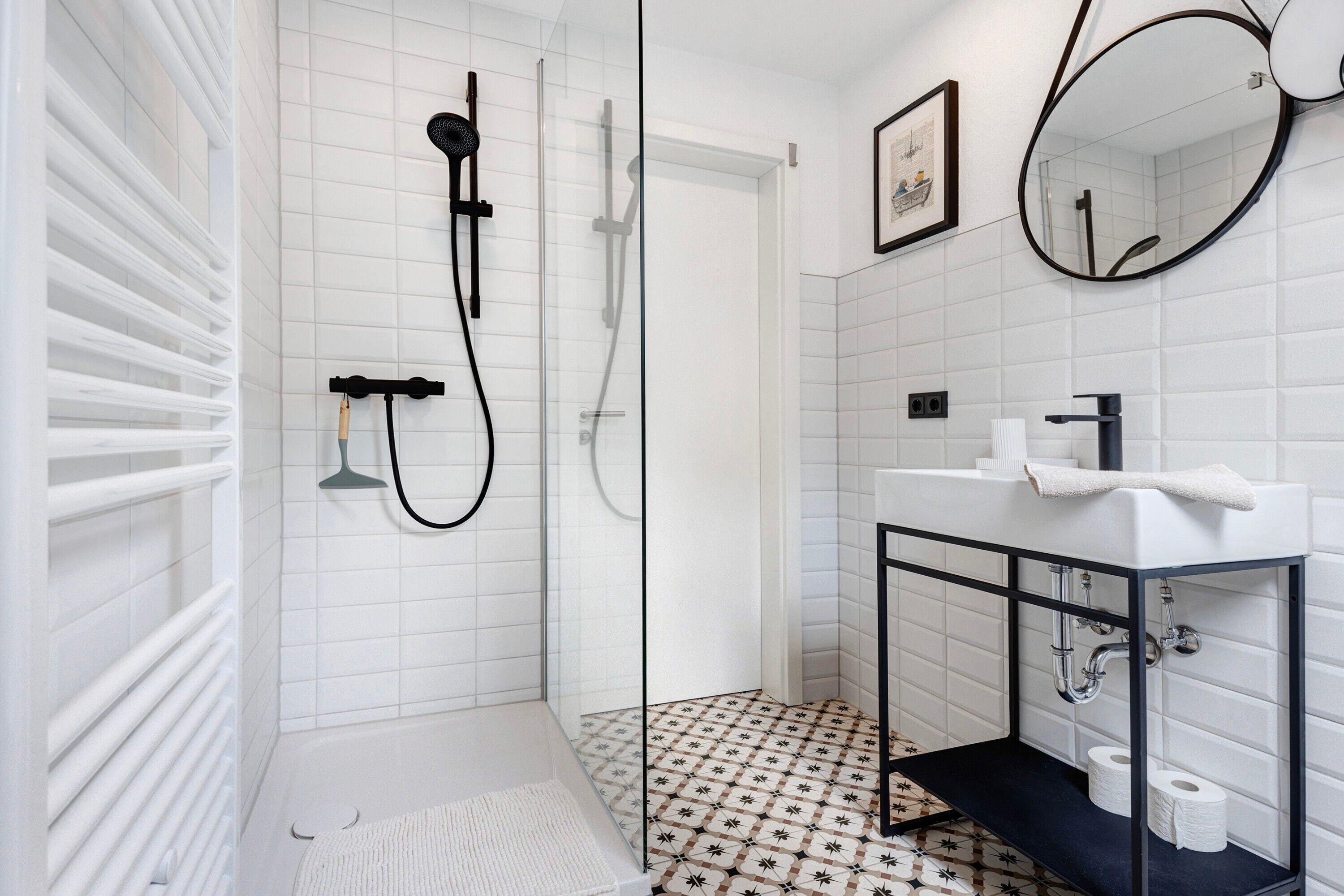 Douche, sèche-cheveux, serviettes fournies