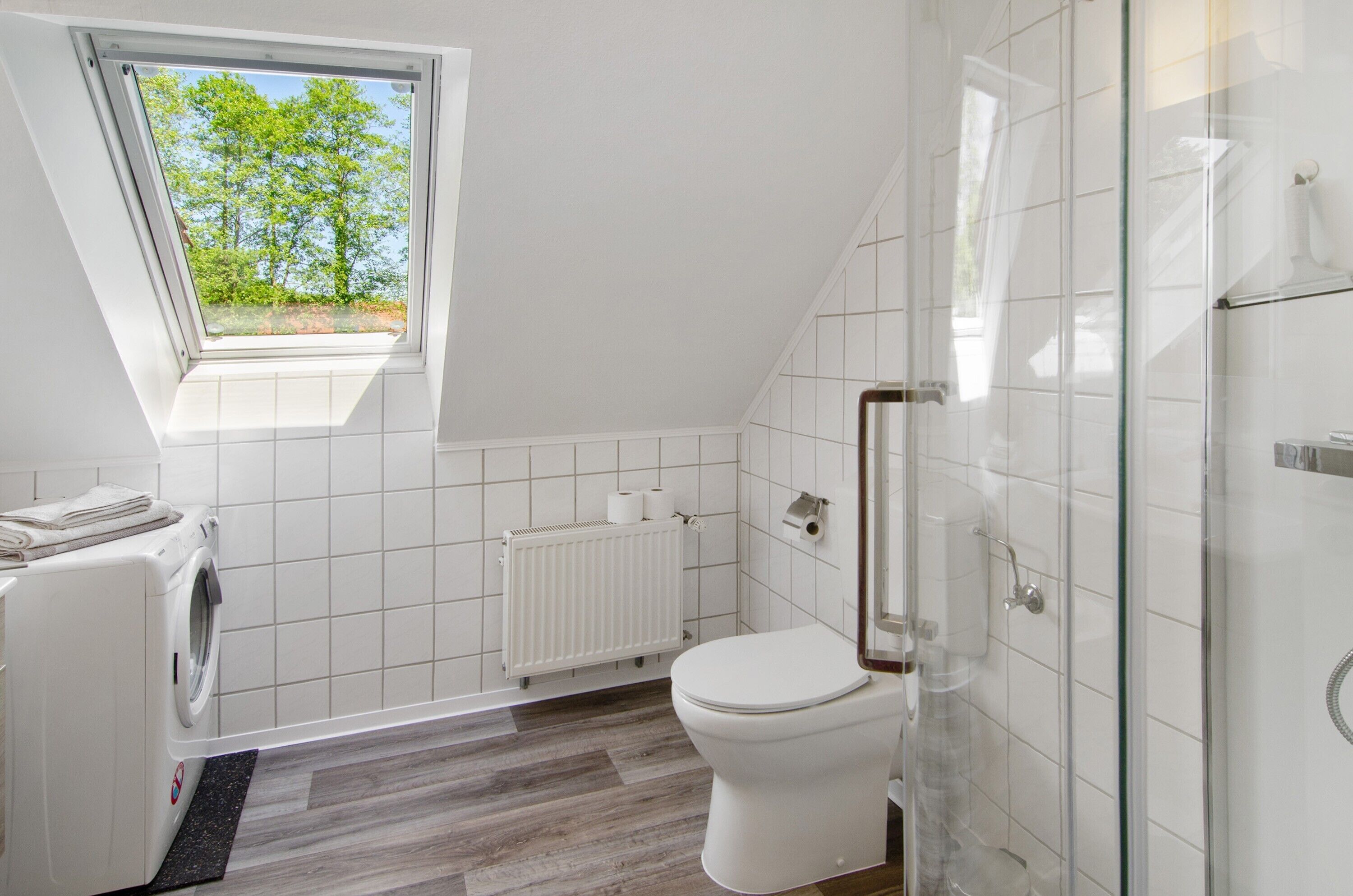 Dusche, Haartrockner, Handtücher