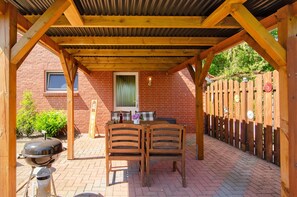 Outdoor dining - Holiday Apartment Otte with Shared Terrace, Private Garden and Wi-Fi (Apen)