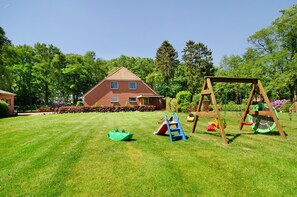 Children’s area - Holiday Apartment Otte with Shared Terrace, Private Garden and Wi-Fi (Apen)