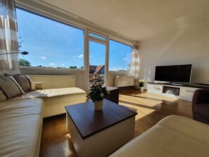 TV, stereo - Apartment 'Penthouse Laboe' with Sea View, Private Terrace and Wi-Fi (Laboe)