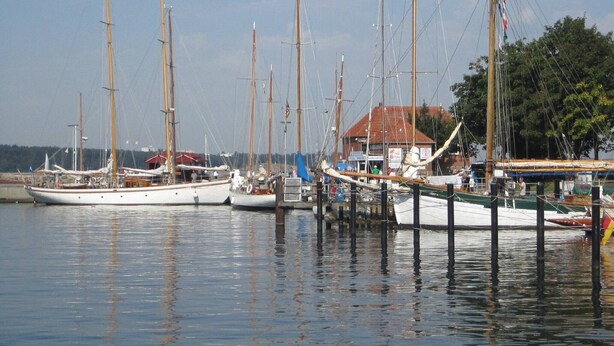 A marina with several sailboats docked at wooden piers. - Apartment 'Penthouse Laboe' with Sea View, Private Terrace and Wi-Fi (Laboe)