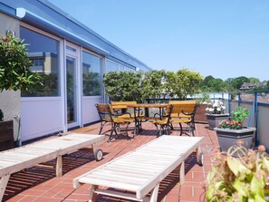 Outdoor dining - Apartment 'Penthouse Laboe' with Sea View, Private Terrace and Wi-Fi (Laboe)