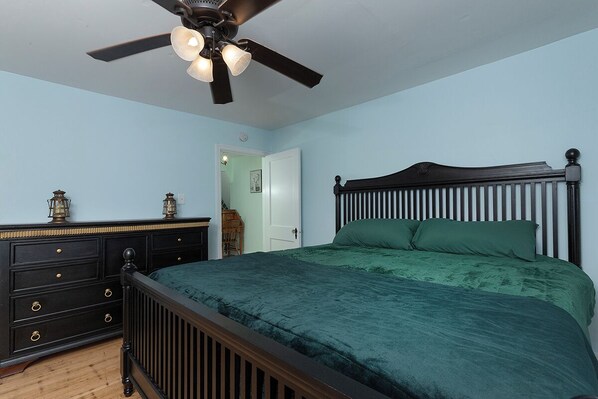 4 habitaciones, escritorio, wifi y ropa de cama