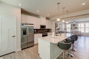 Fridge, microwave, oven, stovetop - Modern North Myrtle Beach Oasis! (North Myrtle Beach)