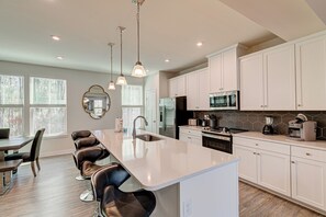 Fridge, microwave, oven, stovetop - Modern North Myrtle Beach Oasis! (North Myrtle Beach)