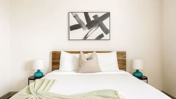 Escritorio, tabla de planchar con plancha, wifi gratis y ropa de cama