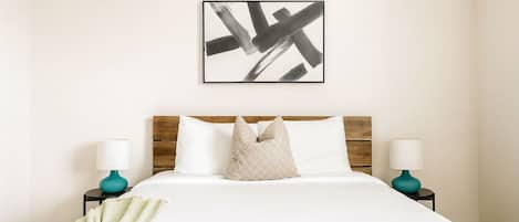 Escritorio, tabla de planchar con plancha, wifi gratis y ropa de cama