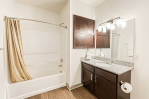 Sèche-cheveux, serviettes fournies, savon, shampoing