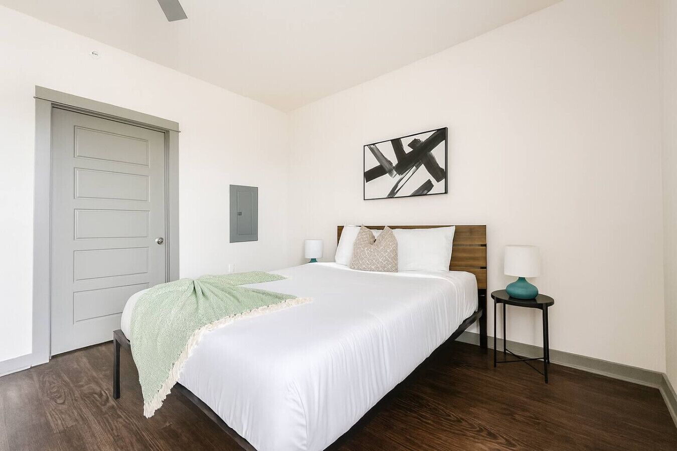 Een bureau, een strijkplank/strijkijzer, gratis wifi, beddengoed