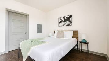 Een bureau, een strijkplank/strijkijzer, gratis wifi, beddengoed