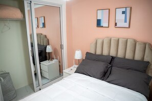3 habitaciones, tabla de planchar con plancha, wifi y ropa de cama 