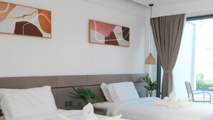 Una habitación de hotel moderna con dos camas, ropa de cama blanca, un ventanal con cortinas y arte abstracto en la pared.