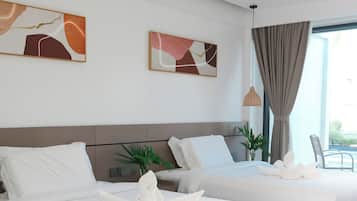 Caja de seguridad en la habitación, escritorio y cortinas blackout