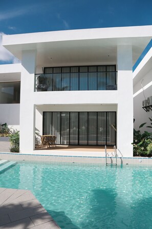 Villa | Safe på rommet, skrivebord, blendingsgardiner og lydisolert