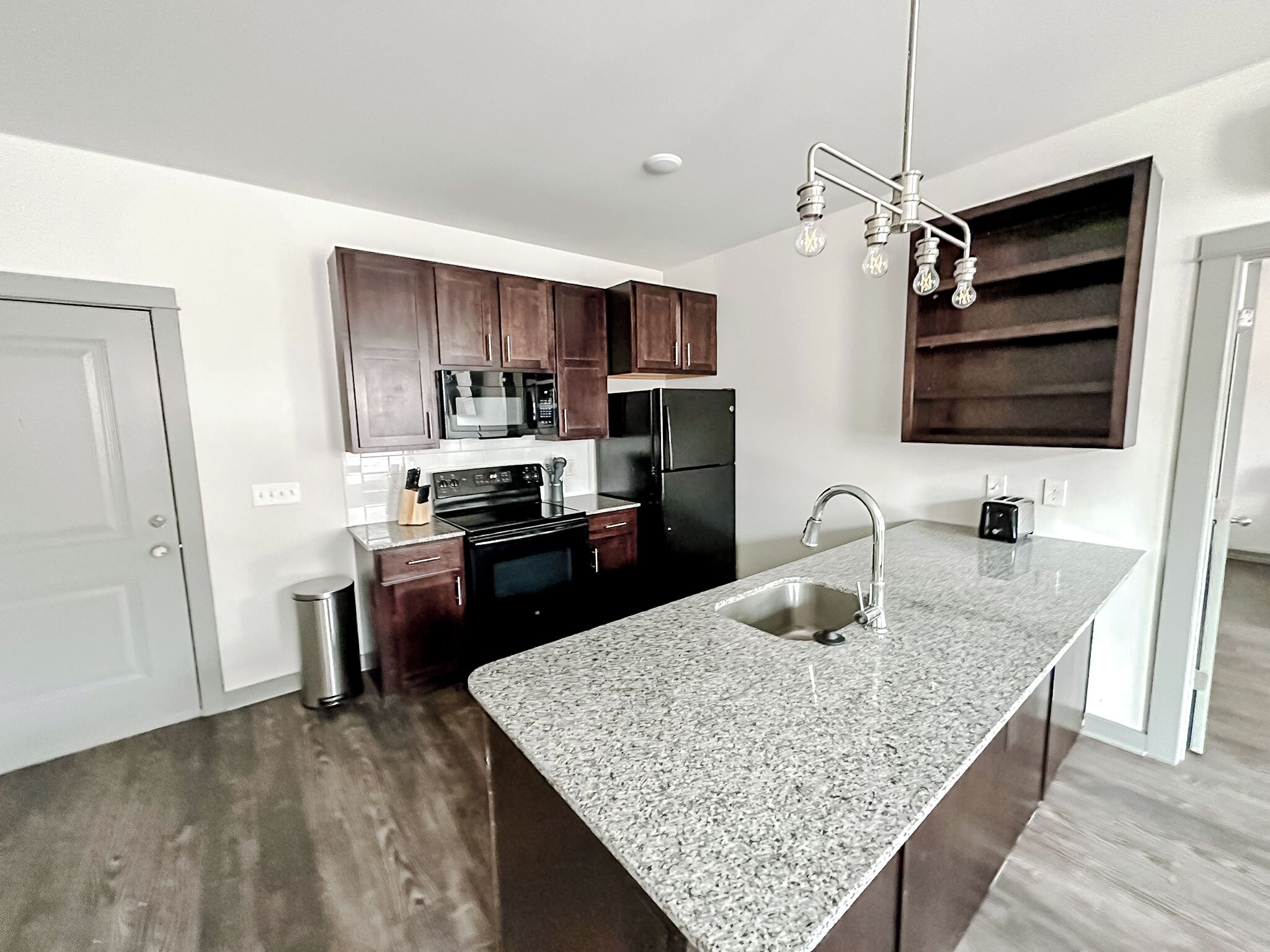 雪櫃、微波爐、焗爐、爐具