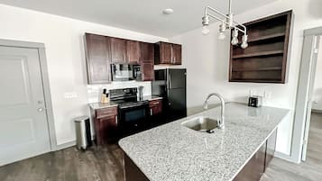 雪櫃、微波爐、焗爐、爐具