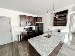 Kjøleskap, mikrobølgeovn, ovn og kokeplater