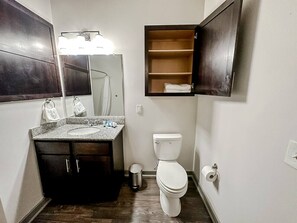 Toallas, jabón, shampoo, papel de baño 