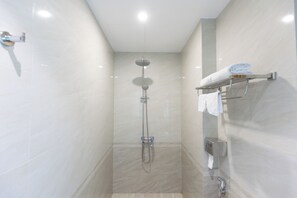 Familien-Doppelzimmer, Stadtblick | Badezimmer | Dusche, Regendusche, Designer-Toilettenartikel, Haartrockner