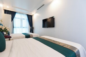 Escritorio, espacio para trabajar con laptop y wifi gratis 