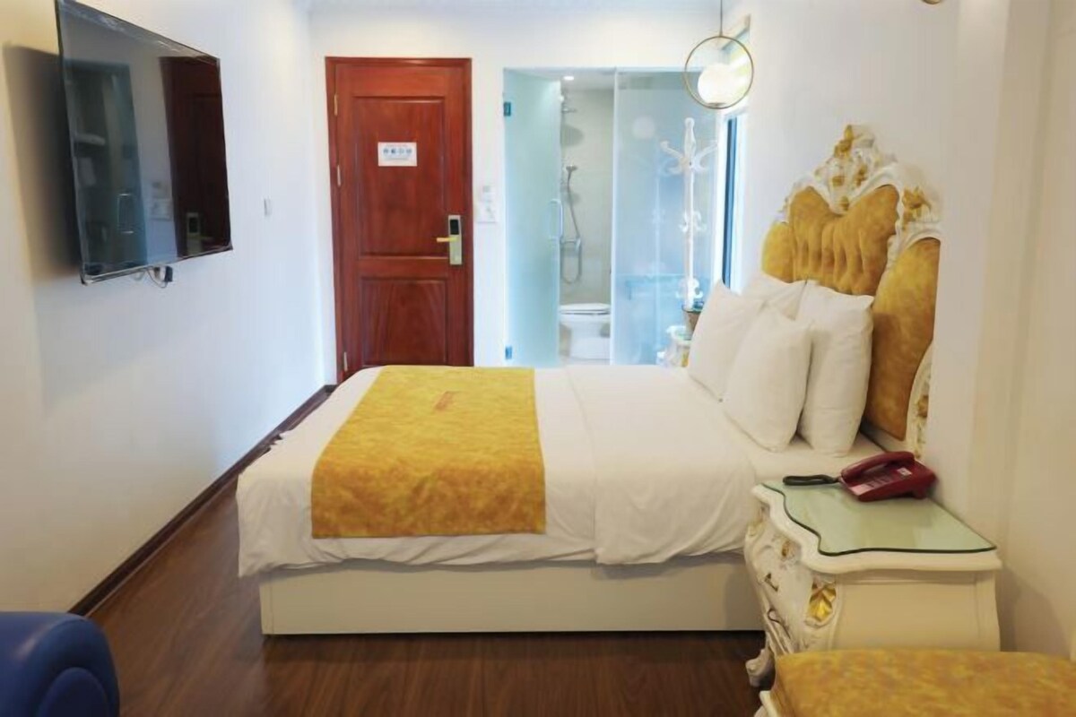 Desk, laptop workspace, WiFi (free), bed sheets