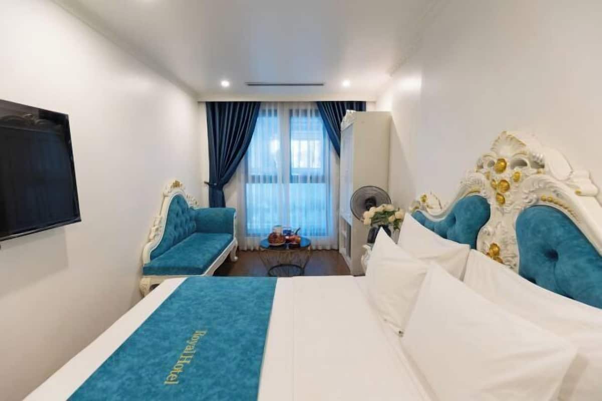 Desk, laptop workspace, WiFi (free), bed sheets
