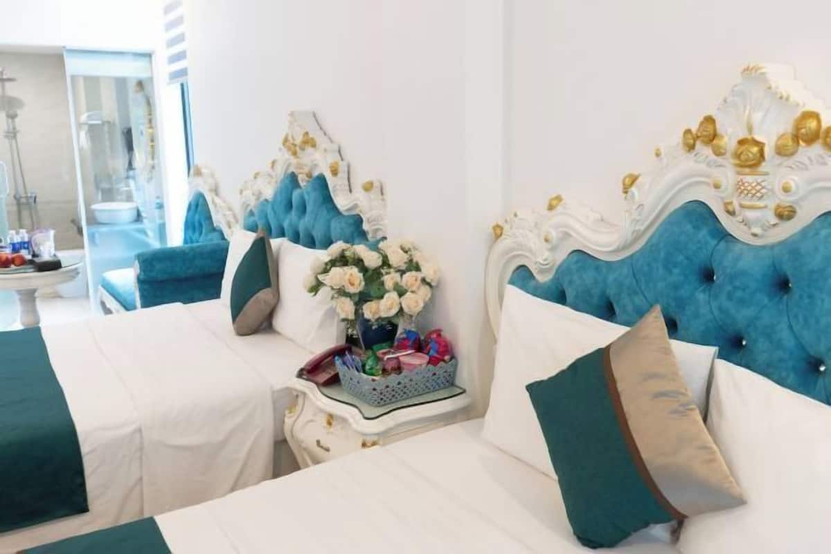 Een bureau, een laptopwerkplek, gratis wifi, beddengoed