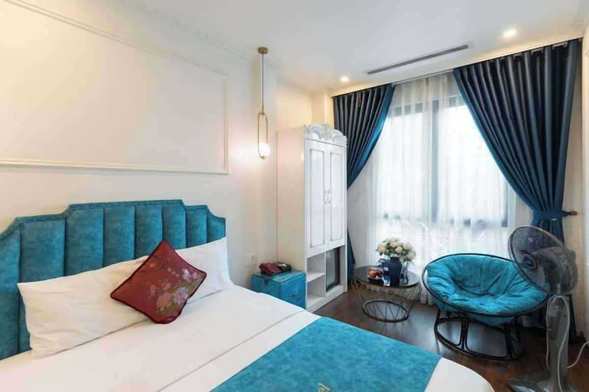 Desk, laptop workspace, WiFi (free), bed sheets