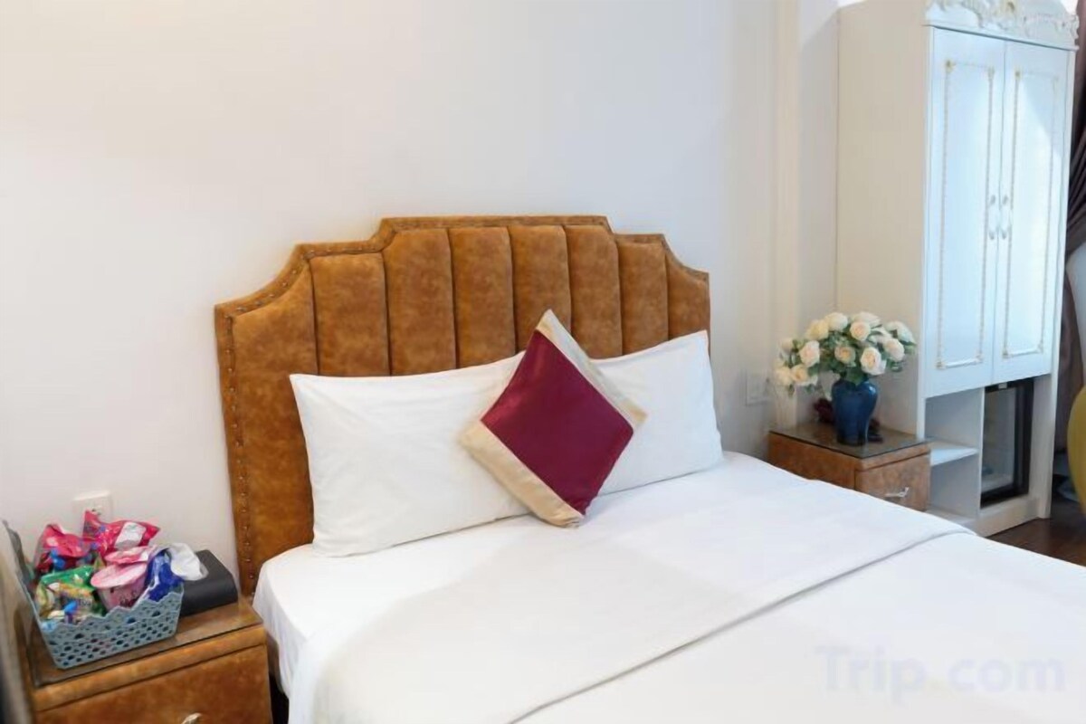 Desk, laptop workspace, WiFi (free), bed sheets