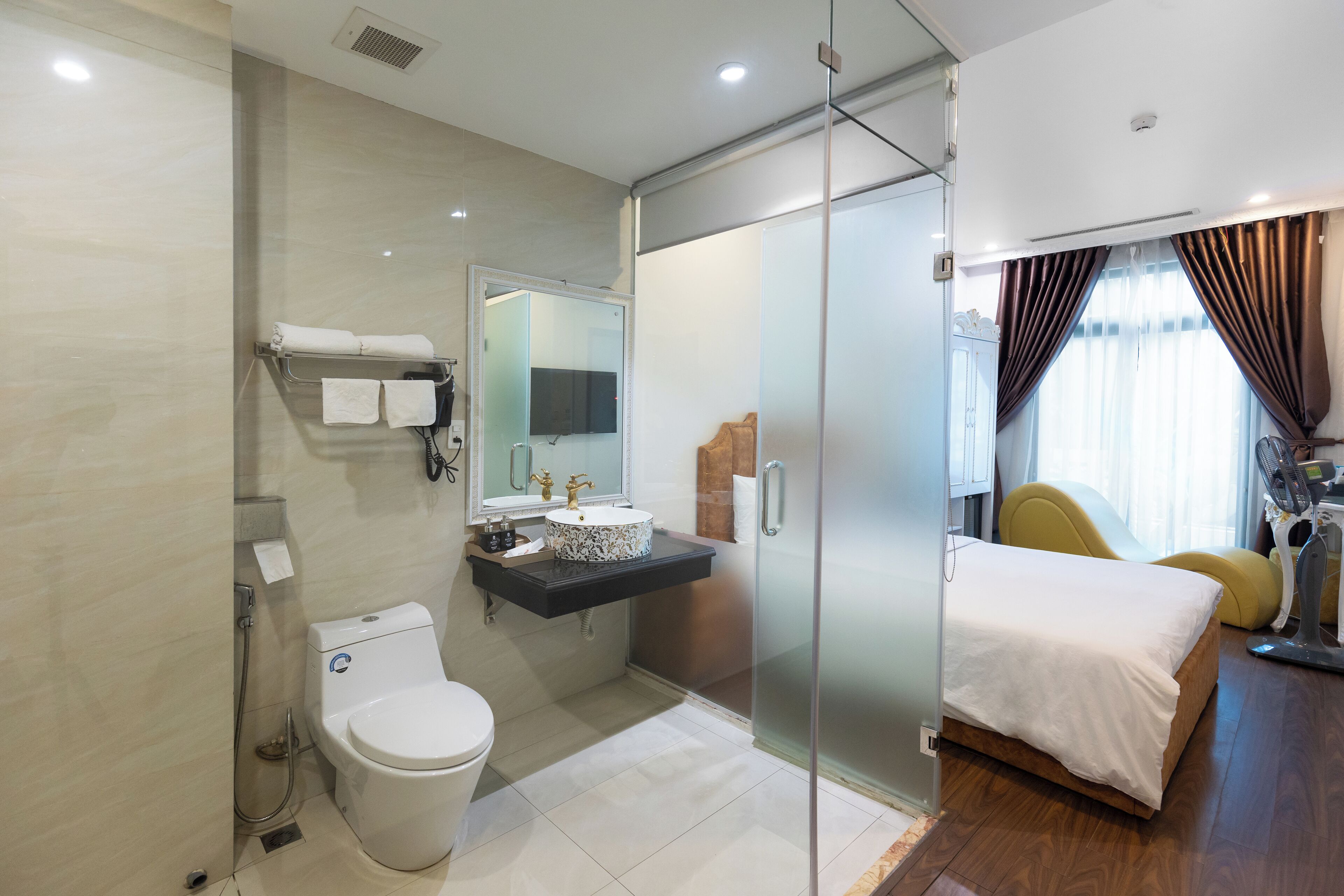 Basic Double Room, City View | Bathroom | Shower, rainfall showerhead, designer toiletries, hair dryer