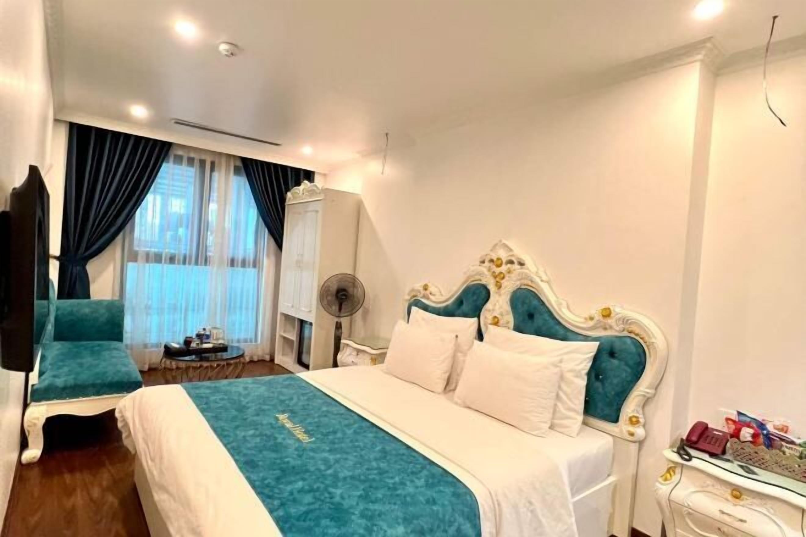 Schreibtisch, laptopgeeigneter Arbeitsplatz, kostenloses WLAN