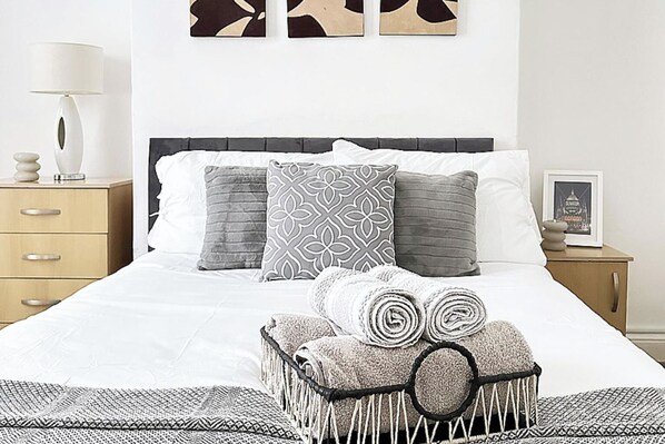 3 habitaciones, tabla de planchar con plancha, wifi y ropa de cama
