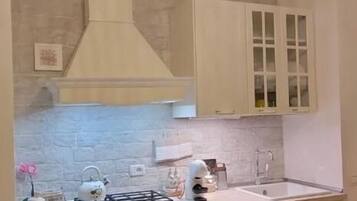 Frigorifero, forno, piano cottura, lavastoviglie