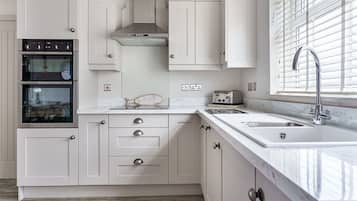 Microondas, horno, parrilla de estufa y lavavajillas