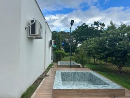 Chalé, no jardim | 1 quarto, frigobar, individualmente decorados