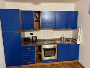 Kjøleskap, mikrobølgeovn, ovn og kokeplater