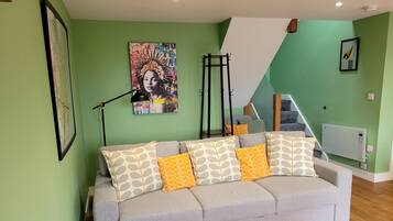 Télévision, cheminée, livres